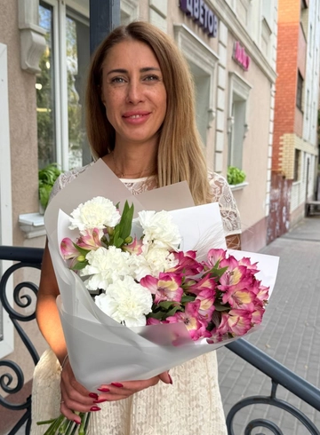 Букет с альстромерией «Ягодный шелк» от интернет-магазина цветов в 