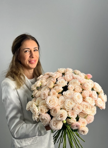 Букет кустовых роз от интернет-магазина цветов в 