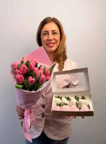 Набор цветов и клубники &laquo;Северное сияние&raquo; от интернет-магазина цветов в 