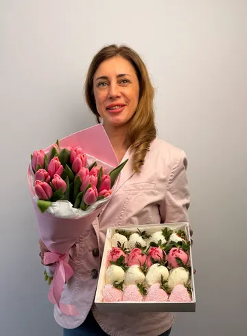 Набор цветов и клубники &laquo;Розовое сияние&raquo; от интернет-магазина цветов в 