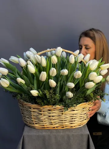 Корзина из 101 тюльпана от интернет-магазина цветов в 
