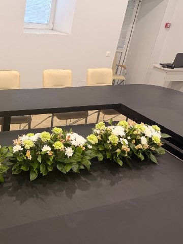 Композиция на стол заседаний от интернет-магазина цветов в 