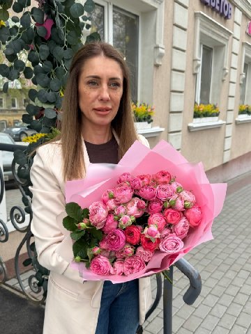 Букет из кустовых роз &laquo;Жизель&raquo; от интернет-магазина цветов в 