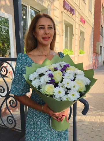 Букет  с розами &laquo;Софи&raquo; от интернет-магазина цветов в 