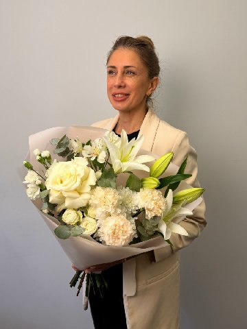 Букет из лилии, французской розы и гвоздик &laquo;Мелодия души&raquo; от интернет-магазина цветов в 