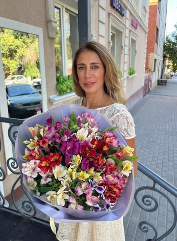 Букет из альстромерий «Добрая сказка» от интернет-магазина цветов в 