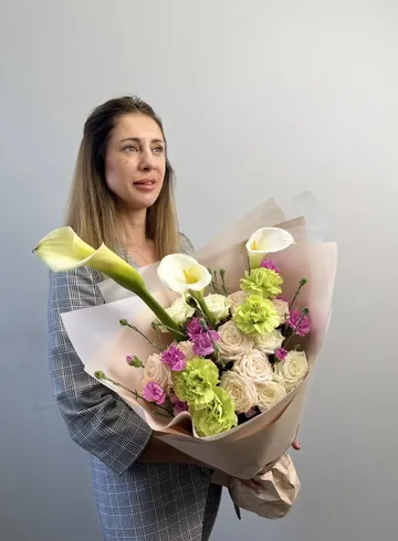 Букет из калл, гвоздик и роз &laquo;Кусочек лайма&raquo; от интернет-магазина цветов в 