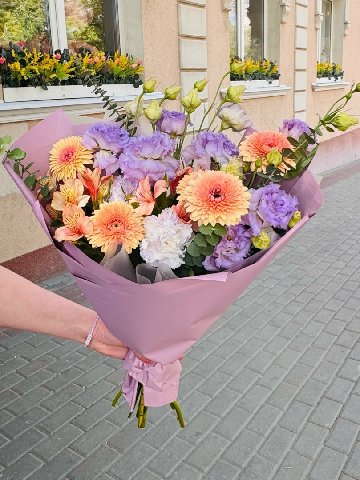 Букет из эустомы и гербер &laquo;Черничный сон&raquo; от интернет-магазина цветов в 