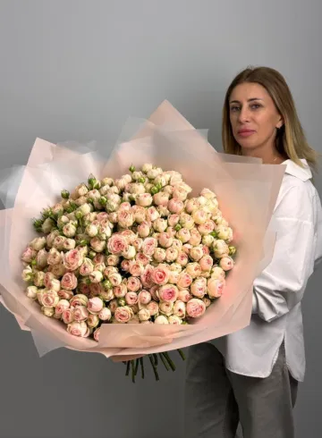 Букет из кустовых роз «Вместо тысячи слов» от интернет-магазина цветов в 