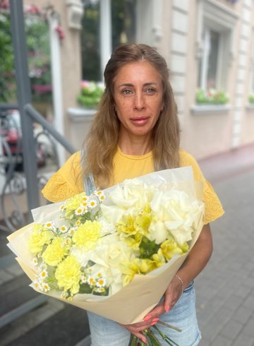 Букет из французских роз, гвоздик и ромашки &laquo;Любимые слова&raquo; от интернет-магазина цветов в 
