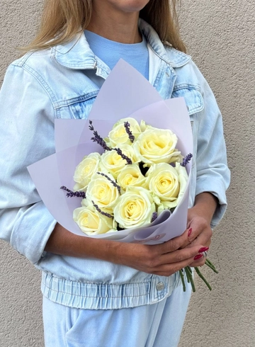 Букет  белых роз «Незнакомка» от интернет-магазина цветов в 