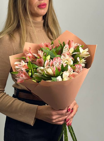 Букет из альстромерии «Воздушный комплимент» от интернет-магазина цветов в 