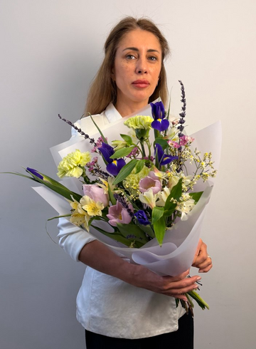 Букет из ирисов, гвоздик и тюльпанов &laquo;Минуты счастья&raquo; от интернет-магазина цветов в 