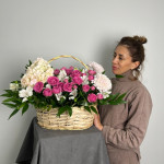 Корзина цветов «Помним» от интернет-магазина «Лили»в Саратове
